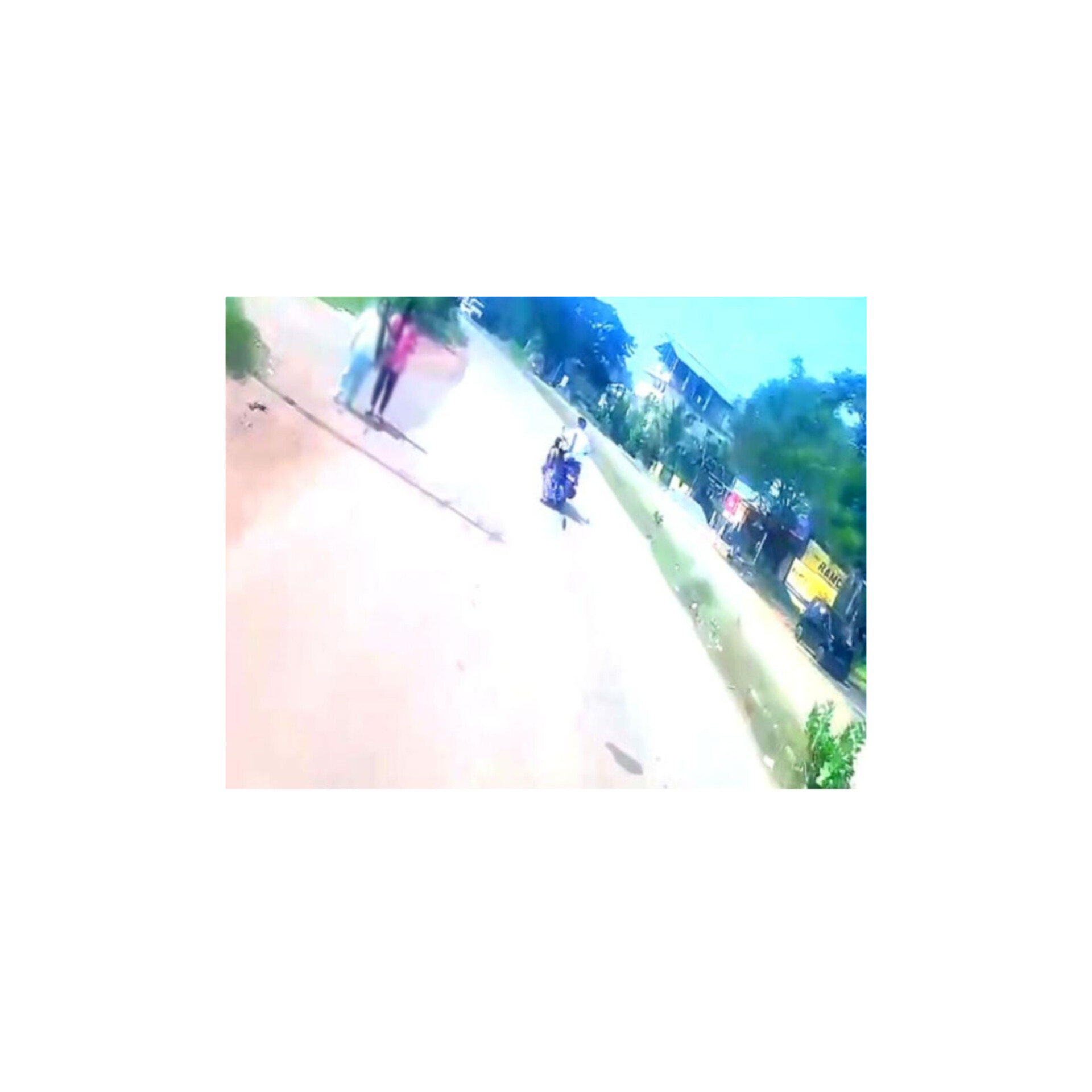 ಸುರತ್ಕಲ್ : ಬೈಕ್ ನಲ್ಲಿ ತೆರಳುತ್ತಿದ್ದಾಗ ರಸ್ತೆಗೆ ಎಸೆಯಲ್ಪಟ್ಟ ಮಹಿಳೆ