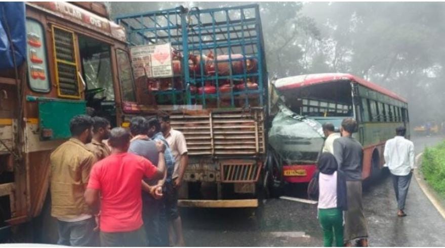 ಚಾರ್ಮಾಡಿ ಘಾಟಿಯಲ್ಲಿ ಸರಣಿ ಅಪಘಾತ - ಬಸ್ಸು ಚಾಲಕ ಗಂಭೀರ